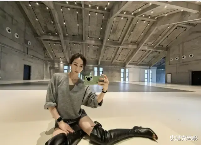 41岁韩雪发布「未修生图」:小短裙长筒袜很撩人,不过评论却翻车