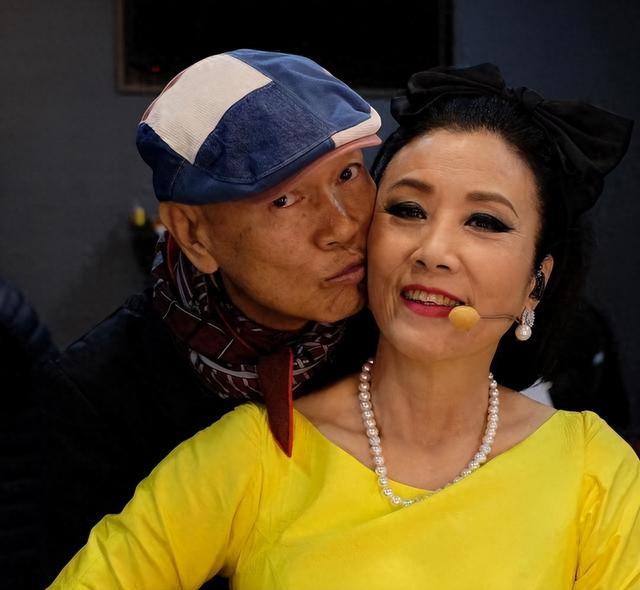 汪明荃庆结婚15年，83岁前男友难得受访，移民36年低调回国旅行