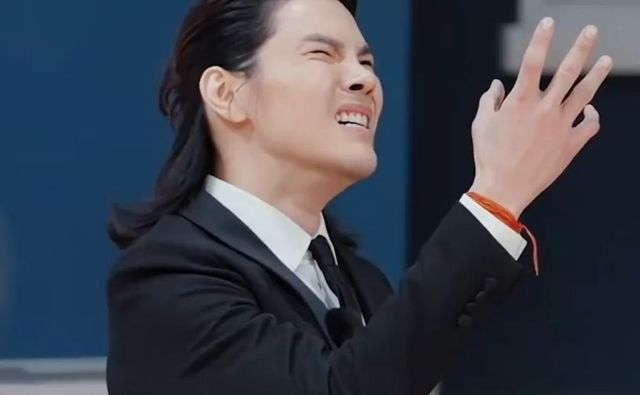 向佐宣传新电影,迷惑紧致穿搭让郭碧婷受不了,网友:感情不和