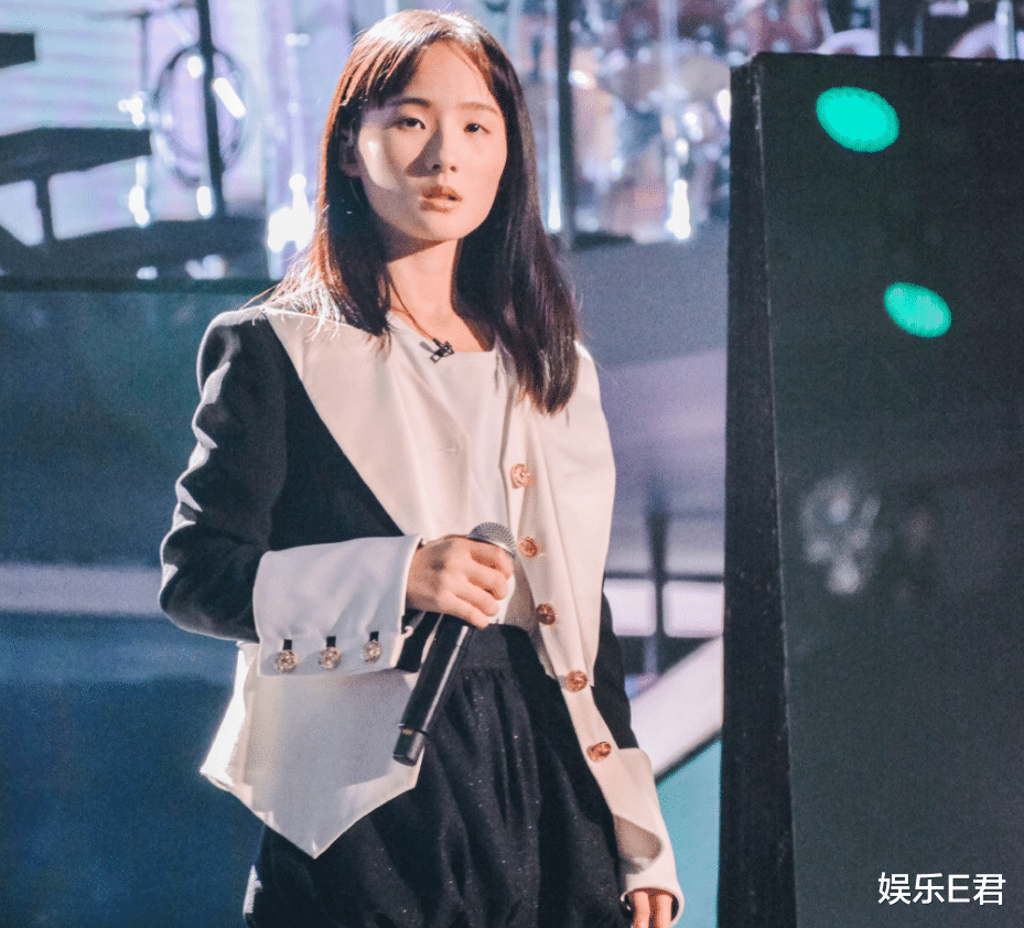 欧阳娜娜提前从伯克利毕业,王源何时归来引人忧,网友:路选错了