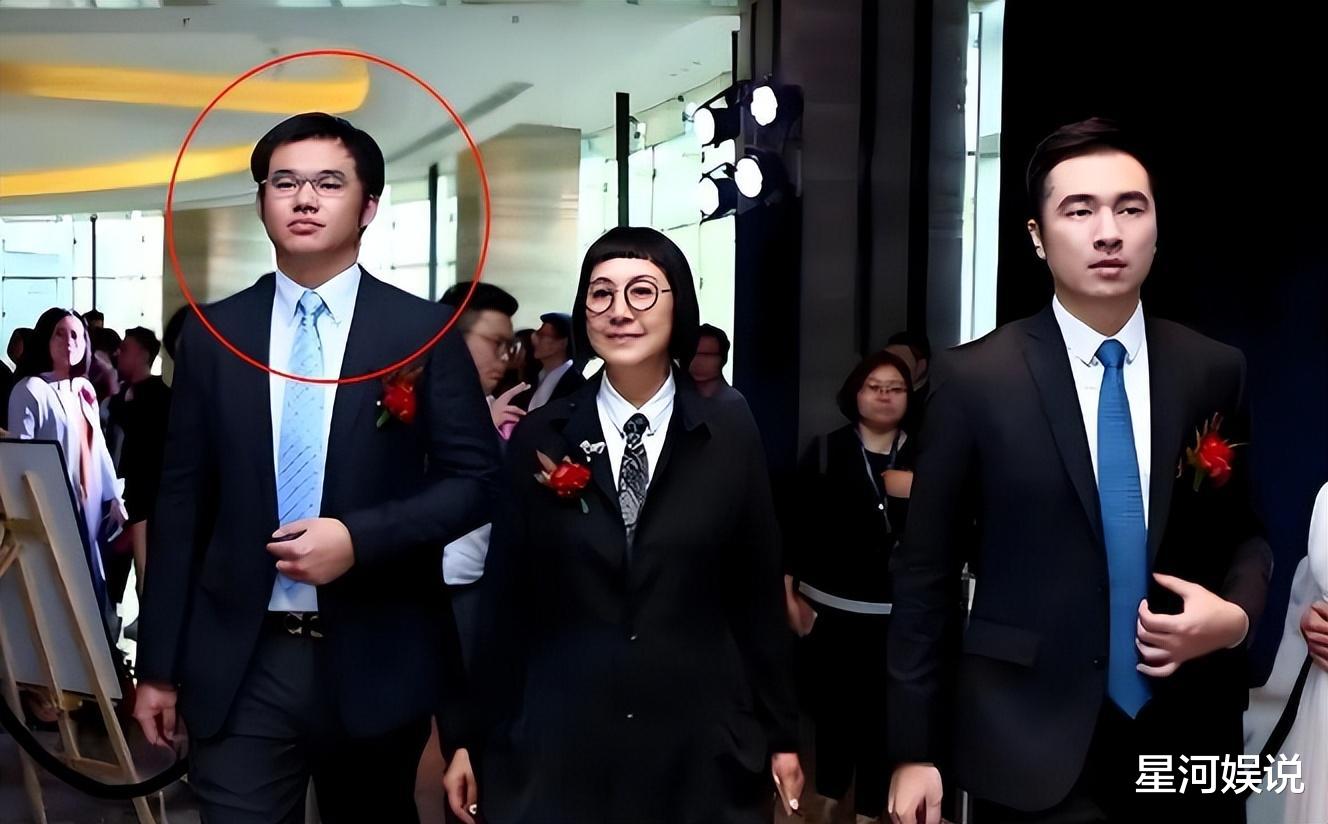 女明星劝女网友独立,自己却转身嫁豪门,难怪鹿晗、杨洋都看不上