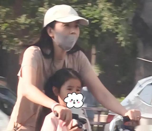 曝！高圆圆与女儿一起亮相，浓眉大眼真像爸爸赵又廷，复制粘贴吧