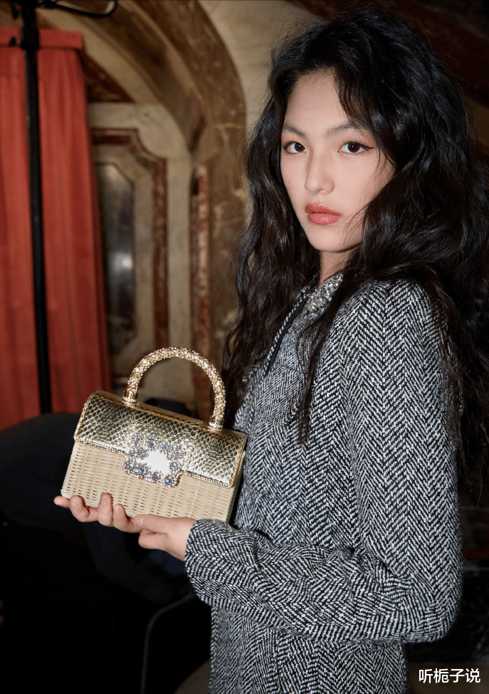 李湘退休梦落空!携15岁女儿现身巴黎时装周,王诗龄站C位成团宠