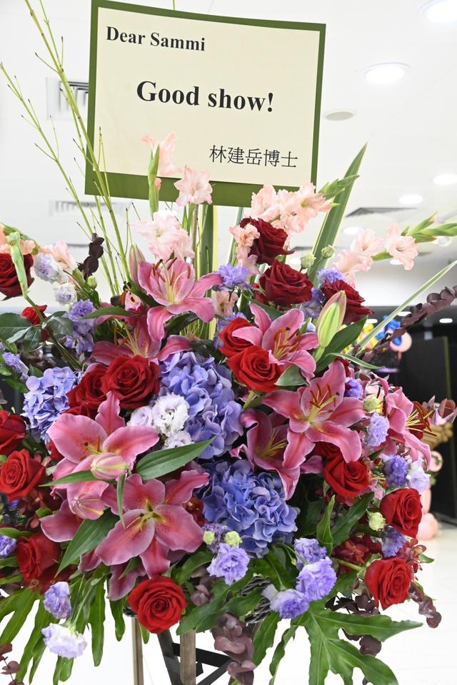 郑秀文演唱会造型超霸气,与许志安罕见同台,保持距离不再秀恩爱