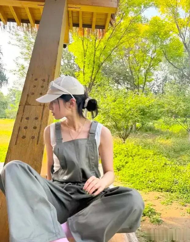 张婧仪背带裤秀锁骨,笑颜如花肌肤胜雪,无瑕美肌引人醉!