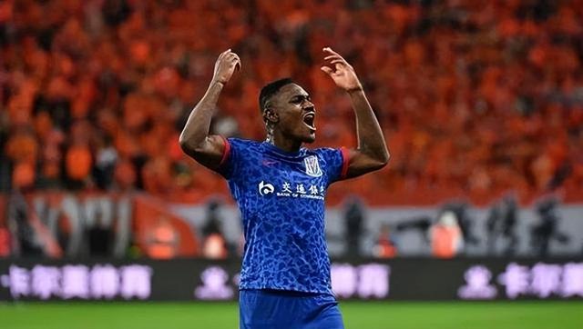 申花连夜搭乘班机回沪,斯卢茨基与演员万茜邻座