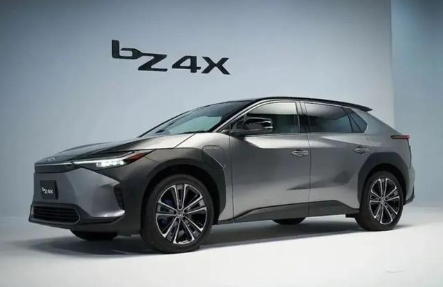 与bZ4X同款前脸？丰田全新一代RAV-4外观首曝，燃油党的希望