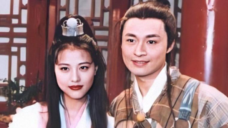 周海媚墓地首曝光！墓碑精致刻有周芷若画像，墓前花团锦簇引泪目