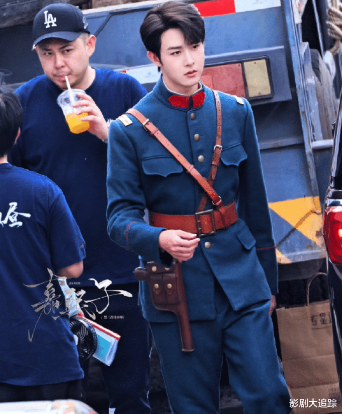 郭敬明新剧《燃霜为昼》开机!女主英姿飒爽,男主身穿军装太迷人