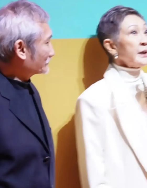 74岁徐克与73岁施南生罕见同框,一个满眼嫌弃、一个满脸不耐!