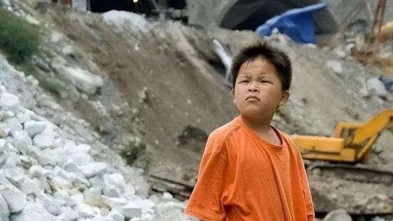 汶川地震9岁小英雄，被姚明抱上奥运，发誓考清华，如今活成这样