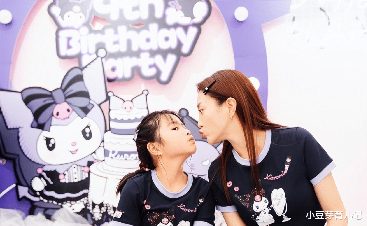 包贝尔包文婧给女儿庆生,饺子和奶奶越来越像,隔代遗传真是强大