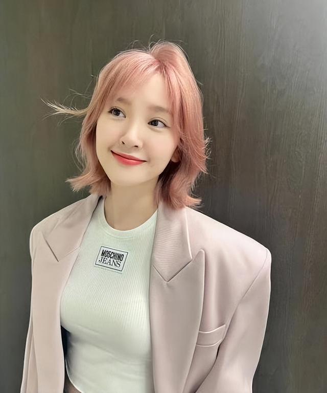 张若昀一家三口游故宫，唐艺昕染粉发好少女牵着4岁女儿幸福甜蜜