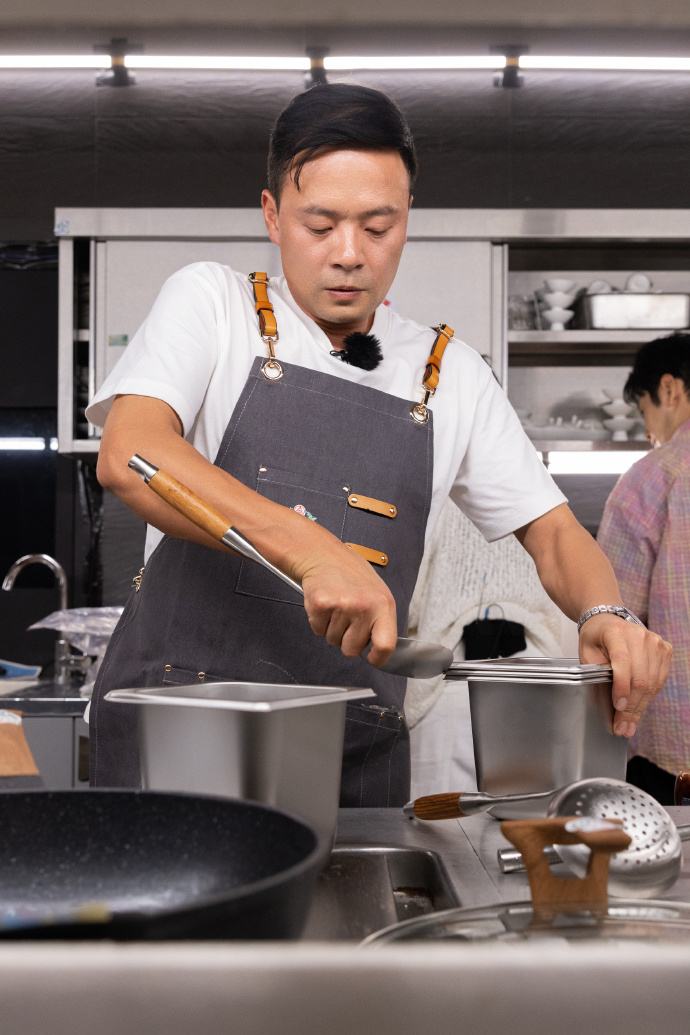 《歌手》直播超时影响《中餐厅》,首播热度被盖,网友吐槽不知足