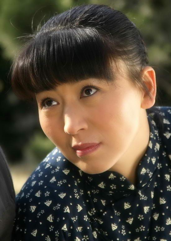 过气明星有多惨？农村走穴，摆摊还债，而他哭穷：卡里只剩100万