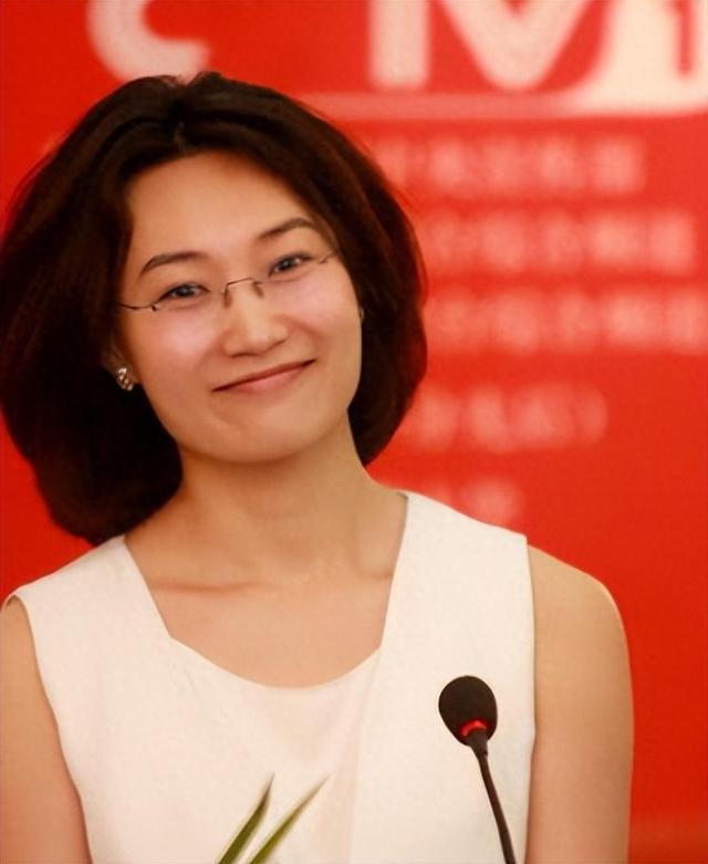 深扒之下，终于知道央视主持人李梓萌为何46岁还不结婚了!