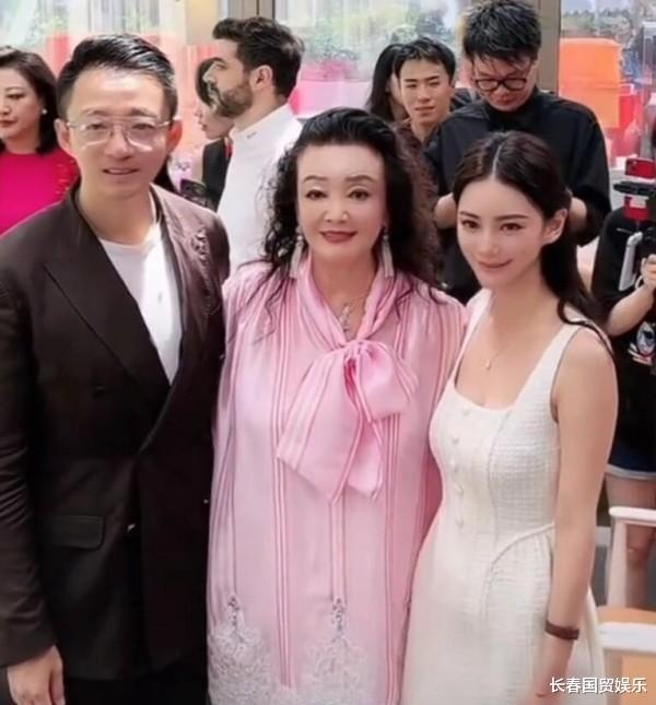 张兰与儿子儿媳首次同框亮相,画面温馨幸福