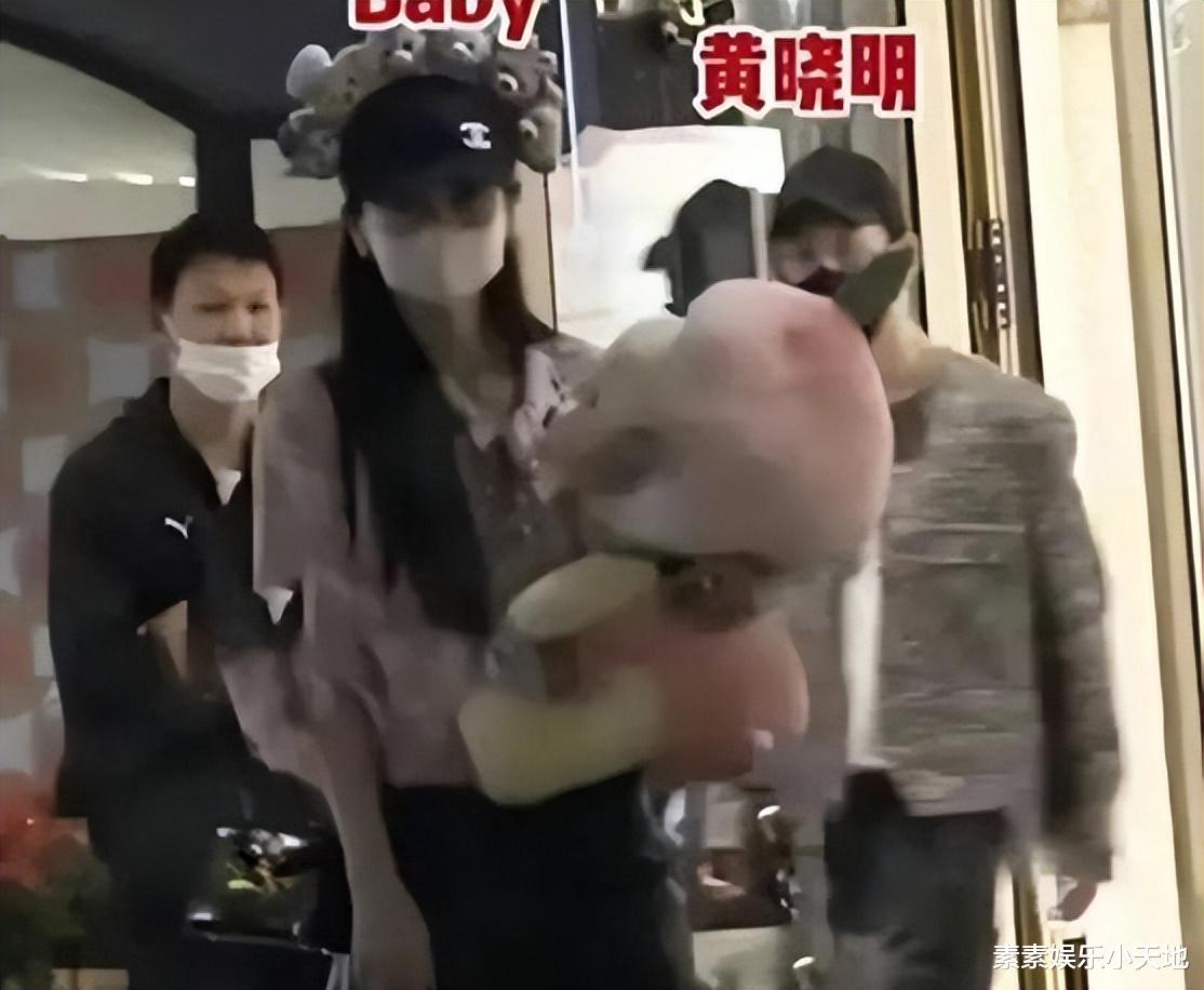 叶珂澄清与黄晓明关系！再次回复网友：不要再乱猜测了