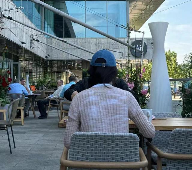 46岁陈思诚带25岁女友欧洲度假,女友腰圆臀肥,比佟丽娅壮实许多