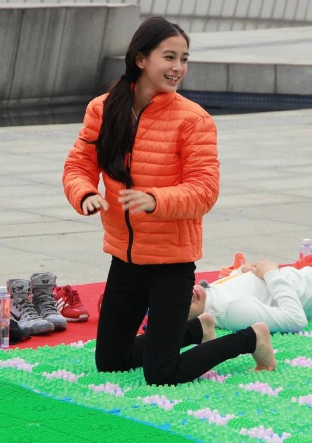 杨颖淡妆素雅的时候，惊为天人！扎个马尾搭普通T恤都能迷死人