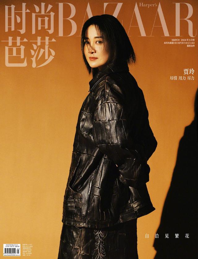 42岁贾玲登上杂志封面,穿超短裤秀美腿气场高级,瘦身后美翻了!