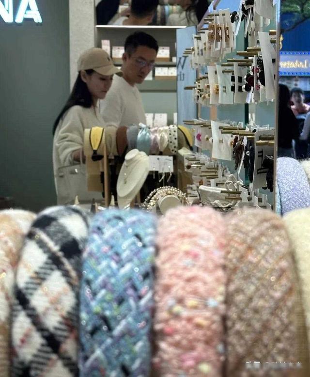 大S女儿状态惹心疼，驼背严重穿着土气显忧郁，父母离婚伤害太大