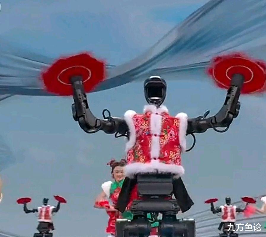 春晚机器人扭完秧歌被薅着脖领子扶下台,没穿裤子成了热梗