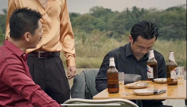 《猎冰》陪酒女腹部赘肉抢镜被吐槽，网友：没去过夜总会就别乱说