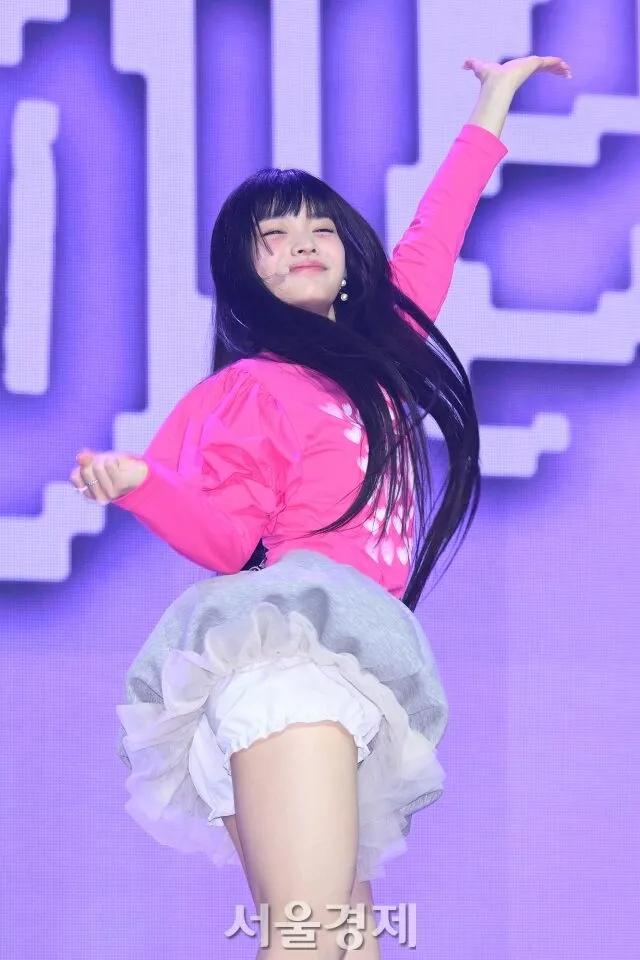 韩国女团成员,舞台上穿灯笼短裤,有韩网友称,这样穿不合时宜