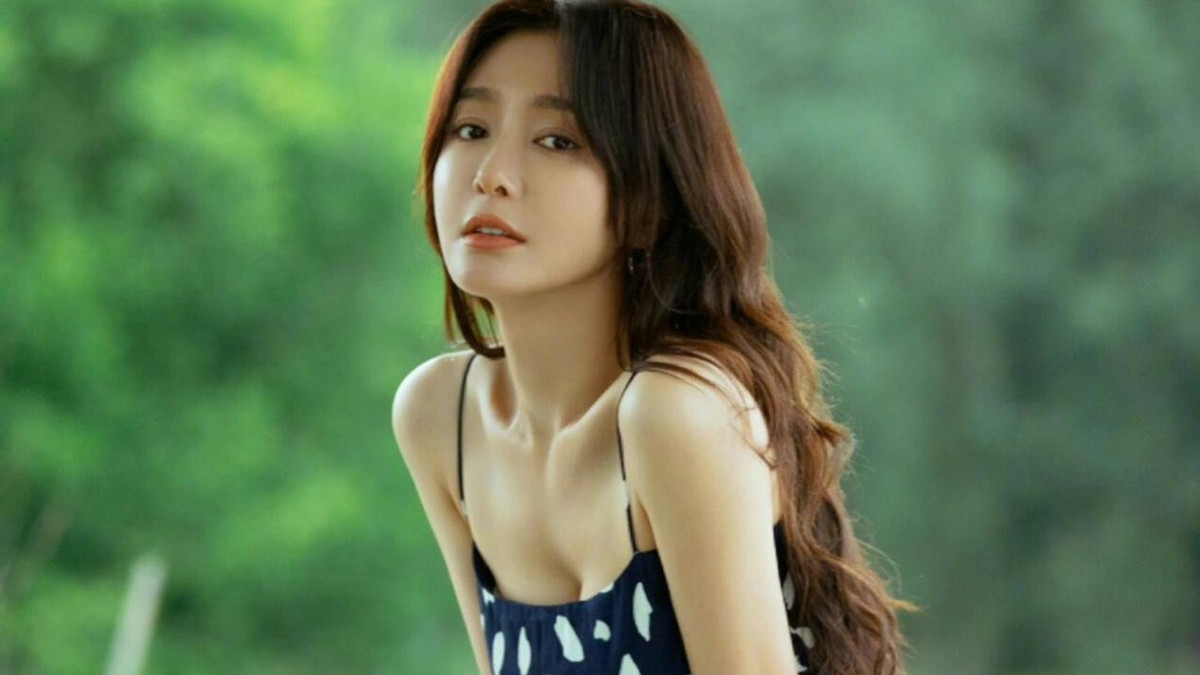 44岁秦岚带火了一种新穿法：“上面去度假，下面去种地”，太减龄