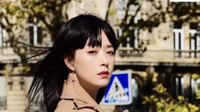 瘦下来的蒋欣太美了！剪齐刘海换新造型，穿风衣+长靴高级感爆棚