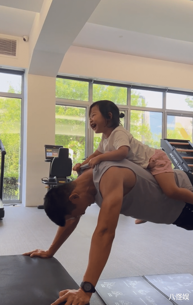 朱珠老公背着近30斤女儿健身,珠宝笑容灿烂,隔代遗传长得像外婆