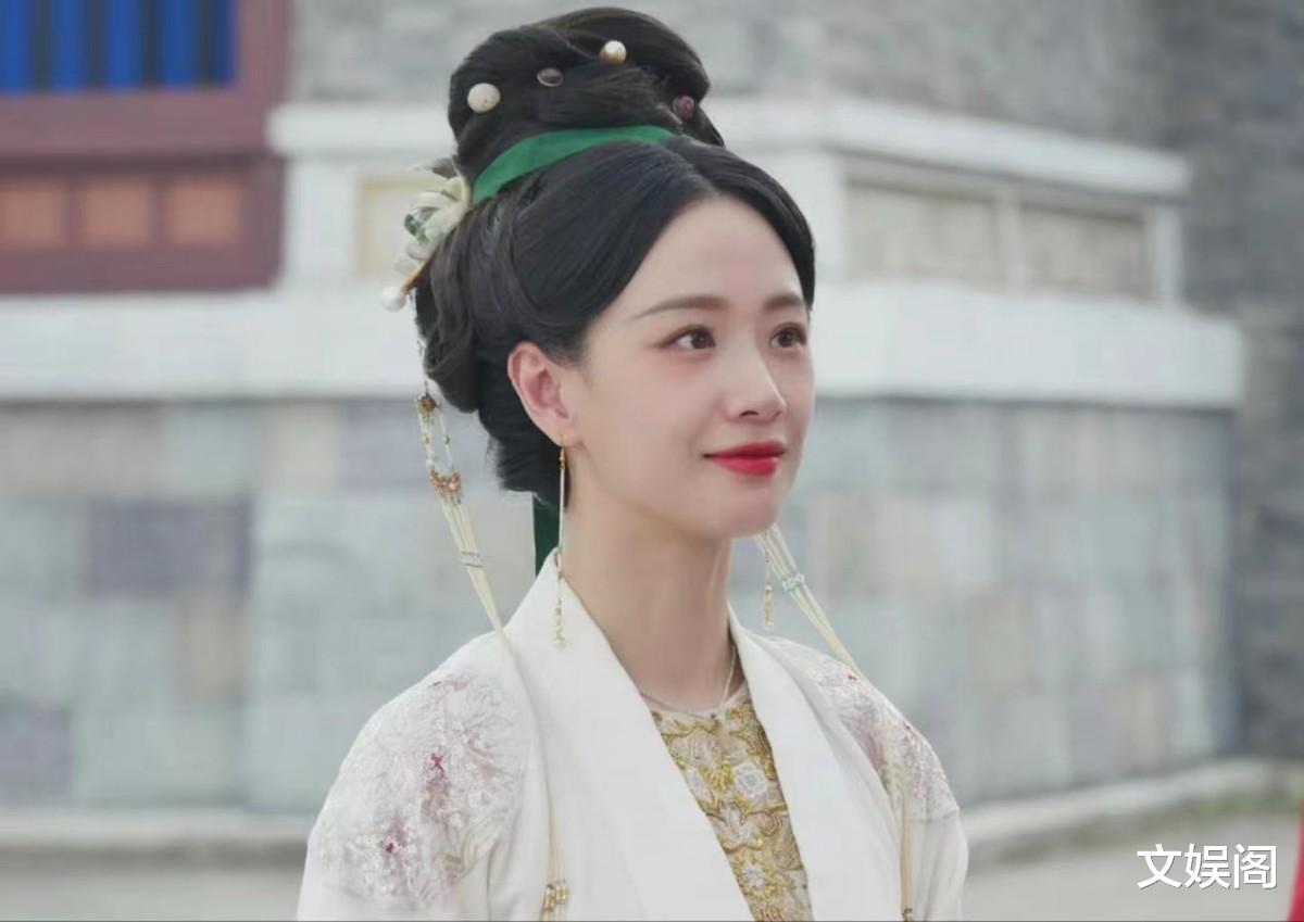 戏里美翻全场，戏外土味穿搭，李梦用一个女配角色成功翻红！