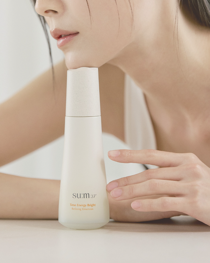 纯净素白典雅的护肤包装设计