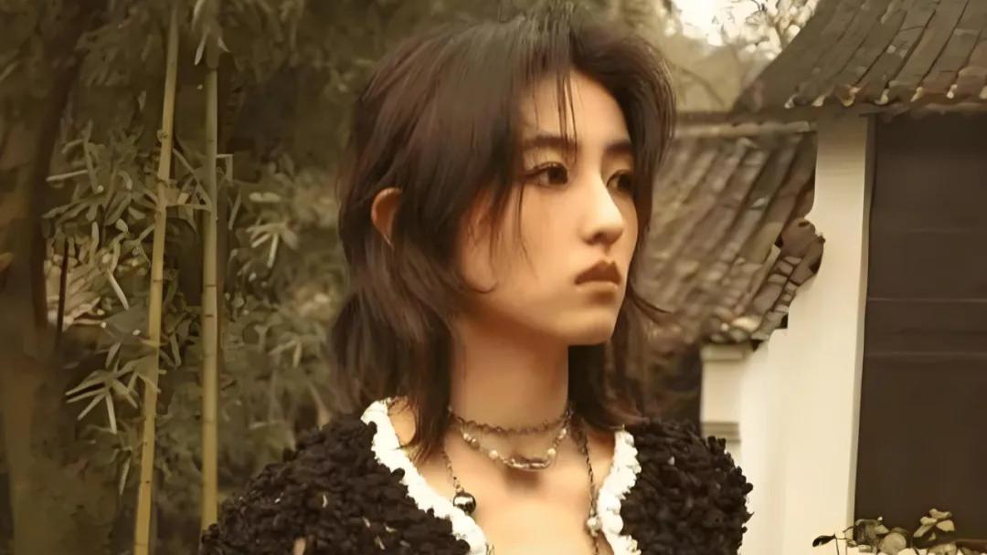 张子枫，6块腹肌碍了谁的眼！