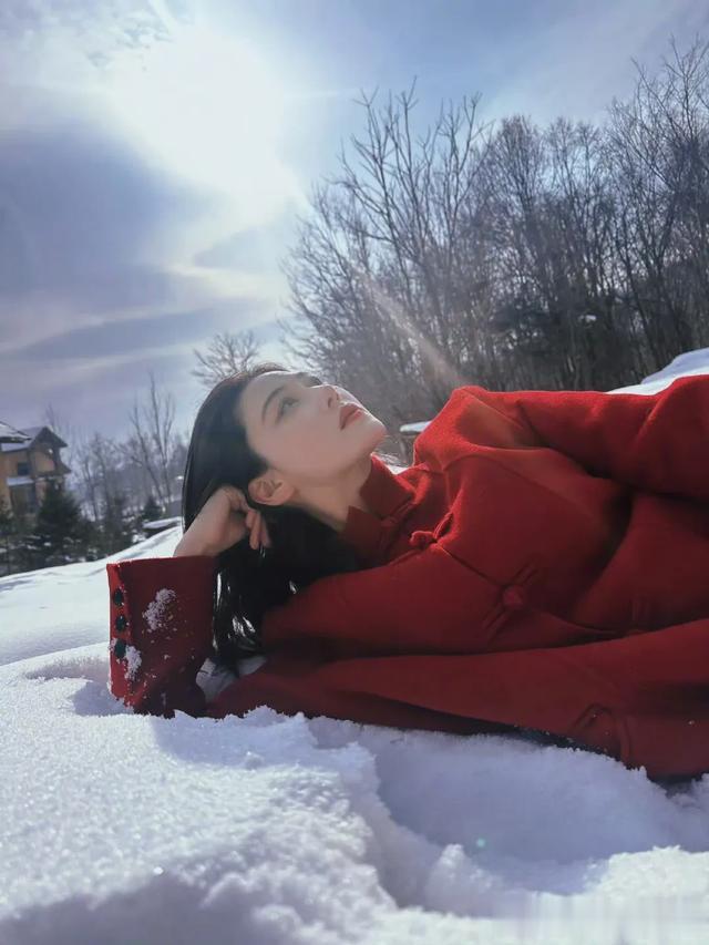张予曦 红色和雪景更配哦 景美人更美