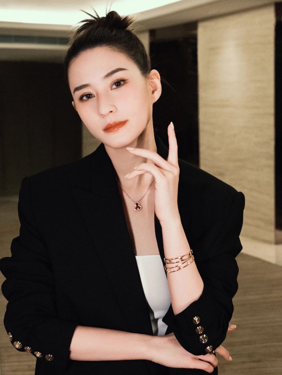 何超莲婚后长期分居守活寡!聚少离多被传婚变,双方都在苦苦坚持