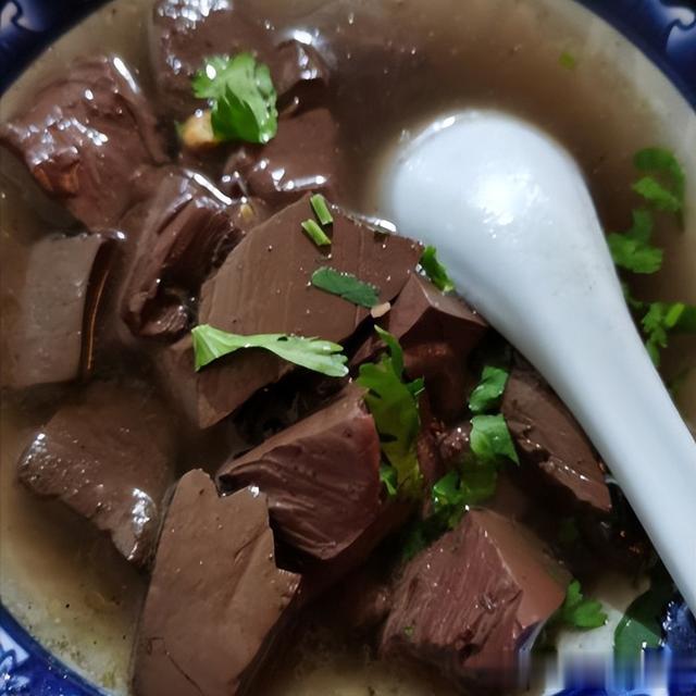 山东淄博的硬核早餐,60岁退休老头天天花10元买,网友:真会吃