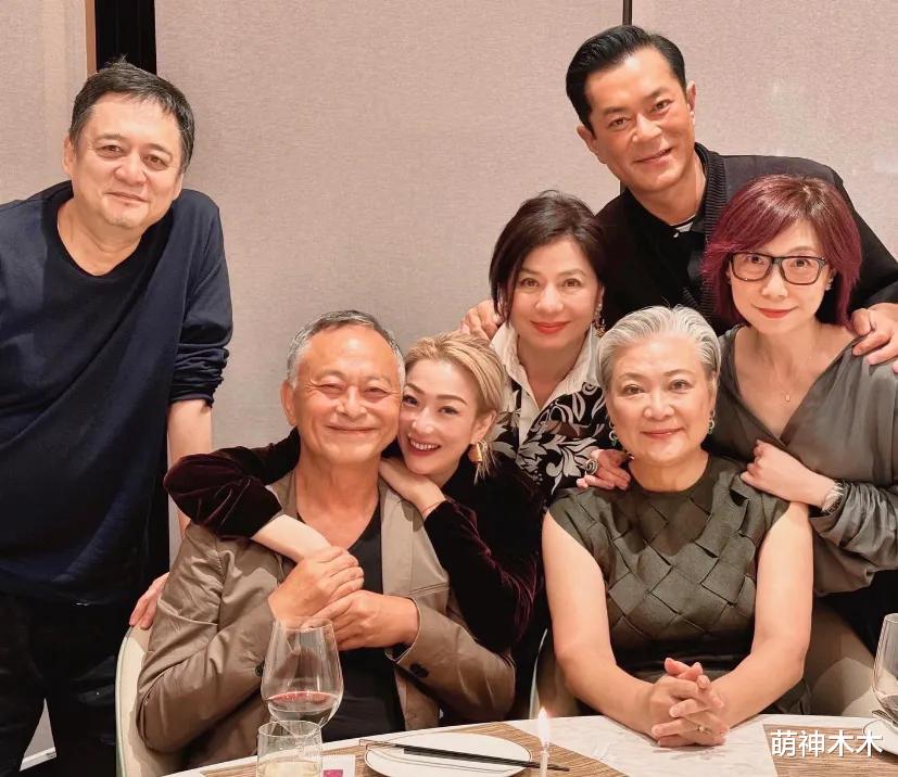 64岁钟楚红近照曝光!面色红润脸颊饱满,坚持不做医美自然老去