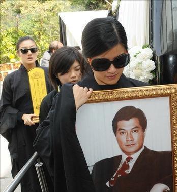 2008年，邓光荣在义妹葬礼当众羞辱郑少秋，3年后却横死在家中