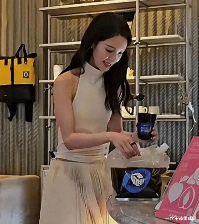 网友偶遇34岁金晨买咖啡,穿挂脖衣大秀美背,好身材不需要解释