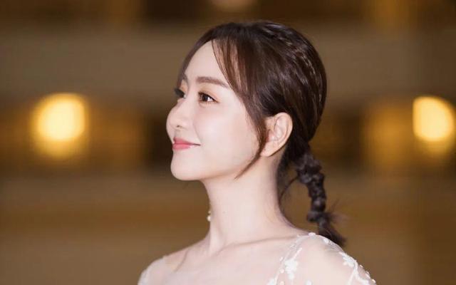 长得精致漂亮,演技好,出道26年不争不抢不炒作的她让人非常喜欢