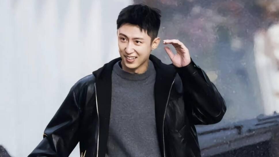 黄景瑜新恋情实锤？富国岛健身房亲密同框，热巴粉丝炸锅：姐姐快跑！