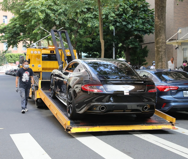 台媒曝大S虽拍卖豪车失败，但大S不会放弃，将继续拿此车做文章