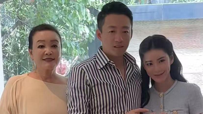 张兰和马筱梅亲如母女，婆媳牵手同行，令人羡慕