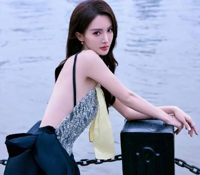 PB-金晨:不只是美背的性感,更是独立女性的时代宣言!