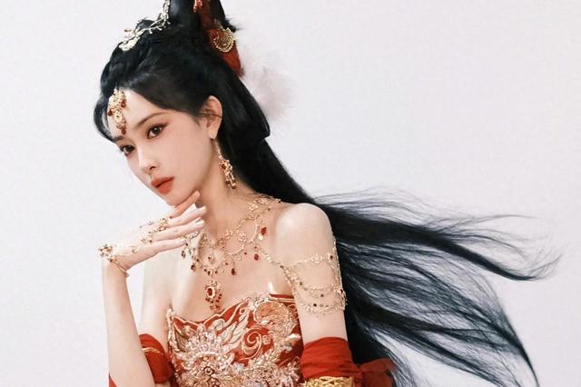 孟子义化身妲己,肤如凝脂,碧鬟红袖,回眸浅笑美艳诱惑