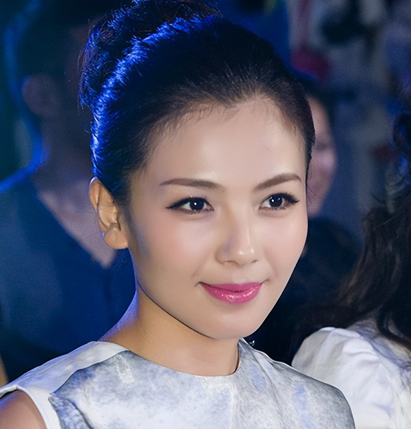 一身赘肉，满脸褶子，却要演双马尾的少女，网友：真不害臊吗？