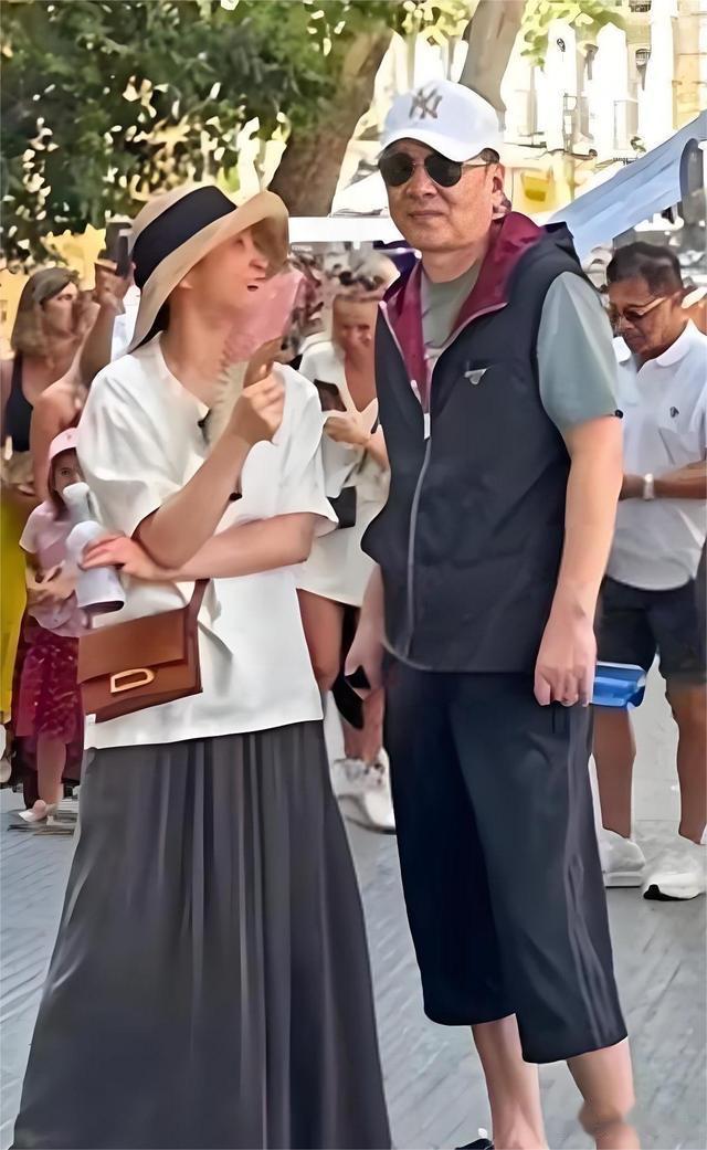 48岁蒋勤勤西班牙度假,素颜超美,老公松弛穿搭却被嘲老人味太重