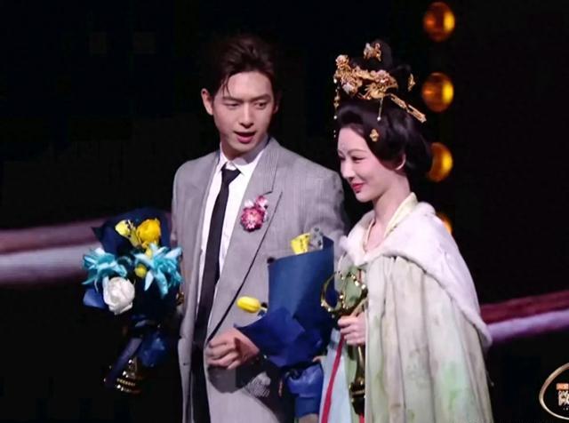 微博之夜,站在徐克张艺谋身边的肖战,让所有人见识了他江湖地位